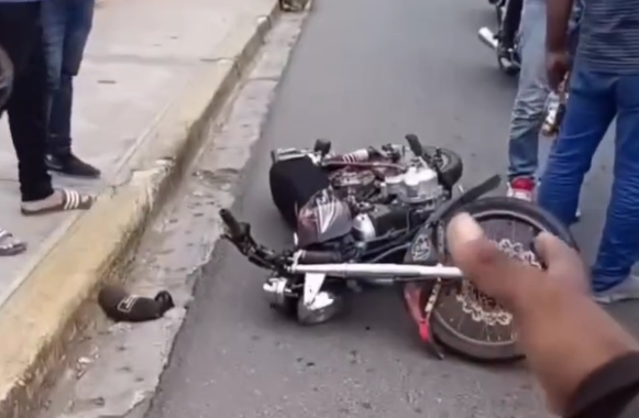 Hombre propina golpe con un casco protector a otro por roce de vehículos