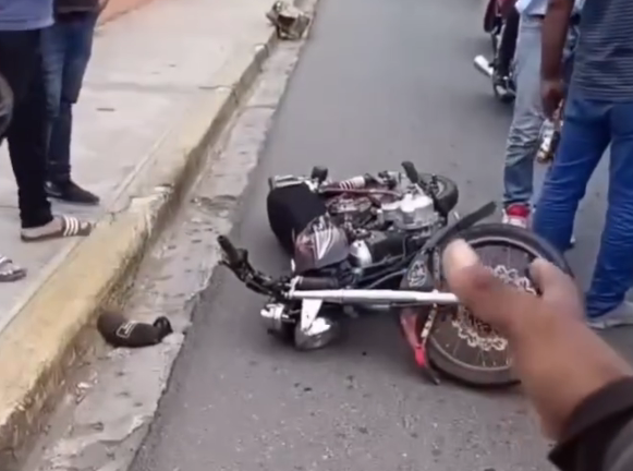 Hombre propina golpe con un casco protector a otro por roce de vehículos