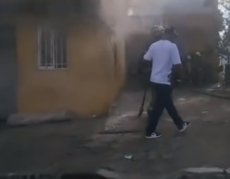 Voraz incendio afecta fábrica de productos de belleza en Cienfuegos, Santiago Oeste