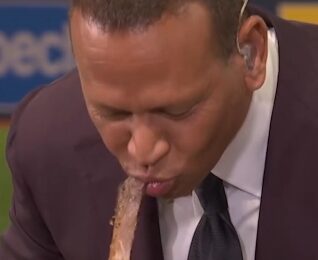 ¡Tremenda mordida! Alex Rodríguez prueba el exclusivo “Clubhouse Tomahawk” de los Rays en plena transmisión
