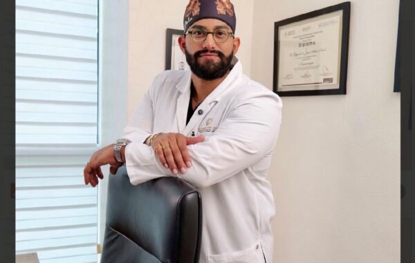 El Dr. Edgardo Mateo, neurocirujano, regresa para poner su formación al servicio de su gente