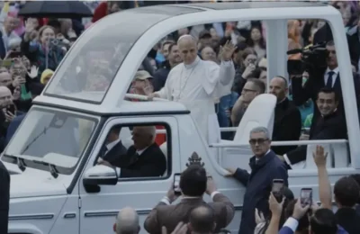 El papa León XIV retoma las audiencias y se vuelve a subir al papamóvil tras su operación