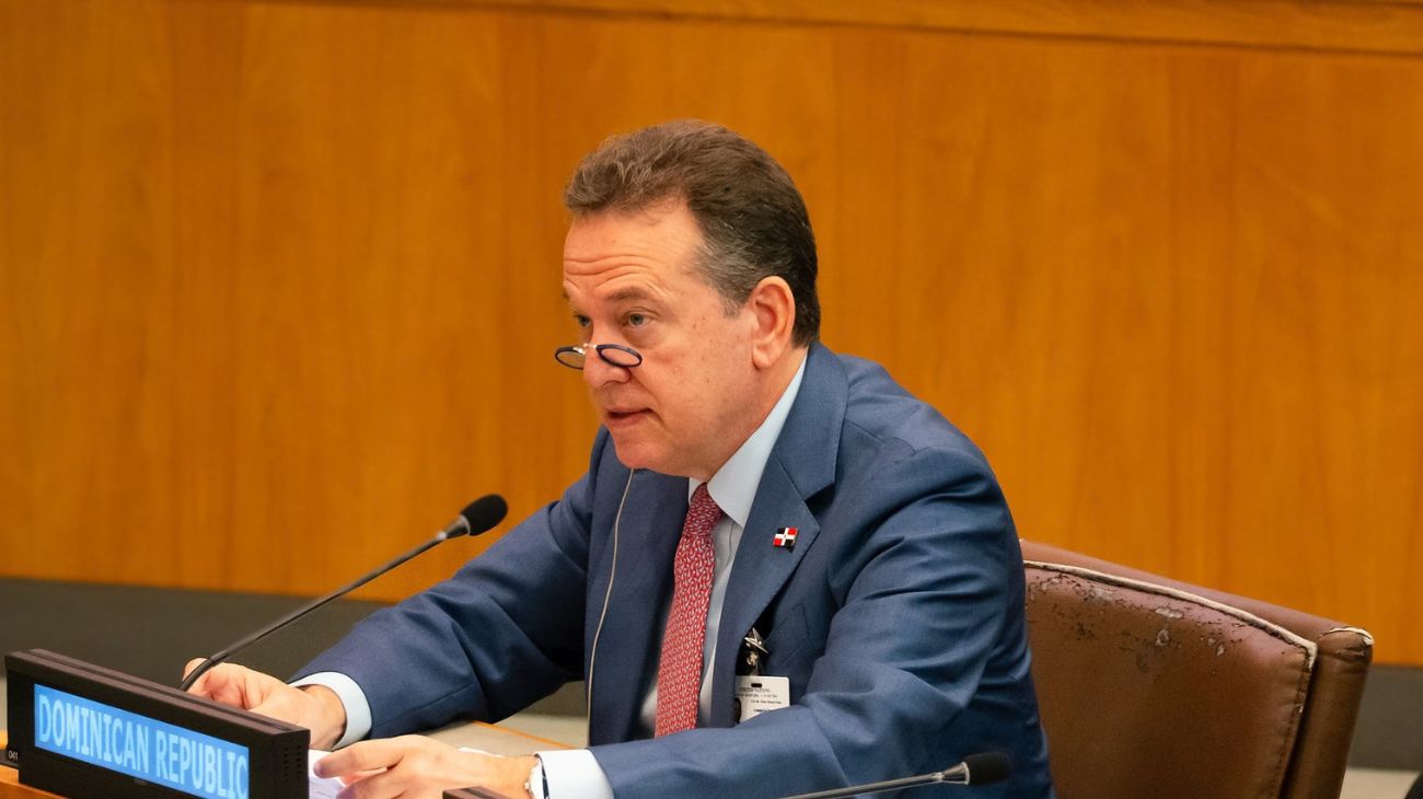 Canciller Bisonó plantea incorporar nuevas normas ISO en el MIREX para ampliar servicios