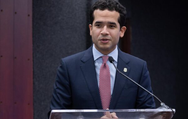 Omar Fernández solicita mayor fiscalización y equilibrio en el Congreso durante conferencia en Unapec
