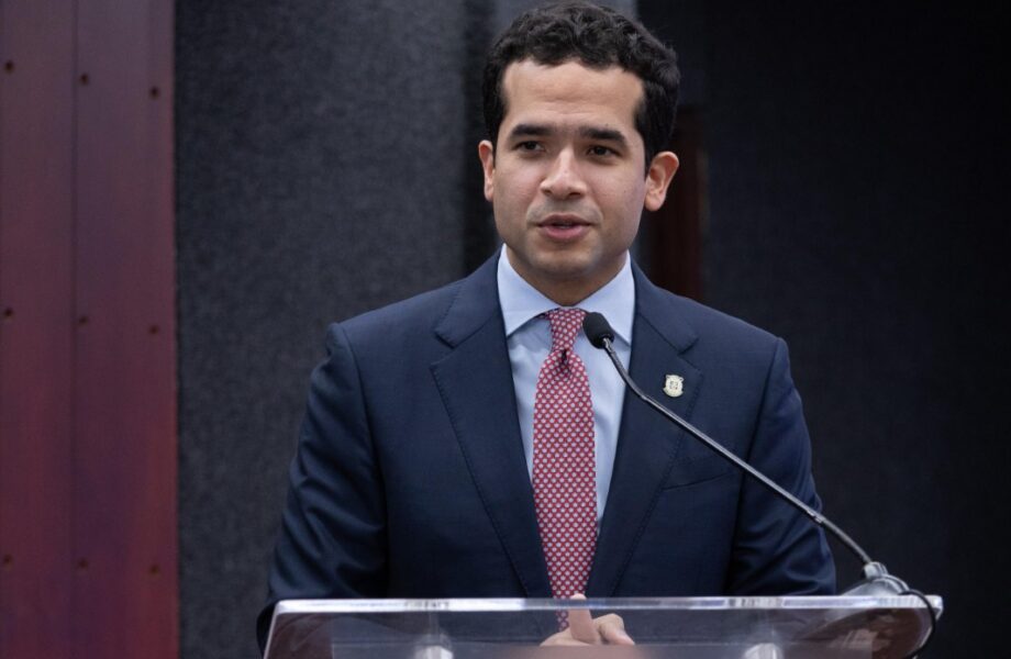 Omar Fernández solicita mayor fiscalización y equilibrio en el Congreso durante conferencia en Unapec