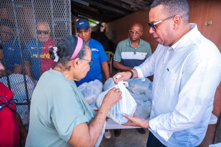 Comunitarios agradecen a Carolina Mejía por realizar operativo médico-social en El Caliche de Cristo Rey
