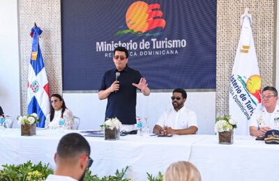 David Collado entrega 3 parques y una iglesia remozada en Boca Chica