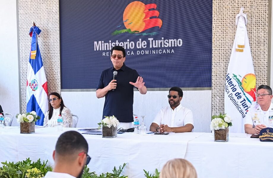 David Collado entrega 3 parques y una iglesia remozada en Boca Chica