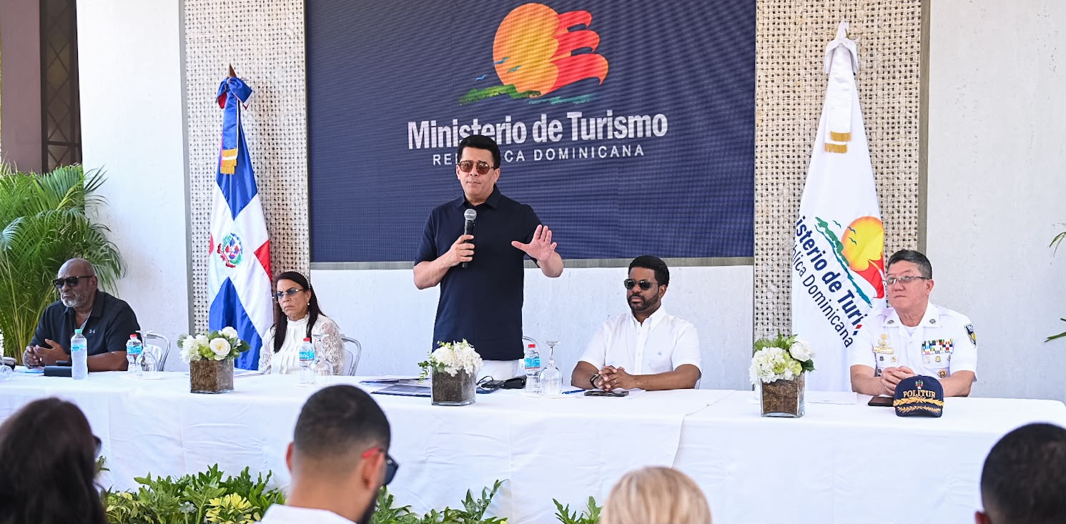David Collado entrega 3 parques y una iglesia remozada en Boca Chica