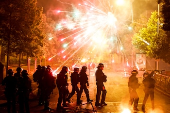 Francia amanece entre disturbios y destrucción tras violentas protestas; reportan un muerto y cerca de 1,800 detenidos