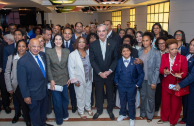 Abinader se reúne con la diáspora en Italia y anuncia recursos para establecer una Casa de la Cultura Dominicana