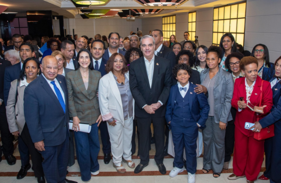 Abinader se reúne con la diáspora en Italia y anuncia recursos para establecer una Casa de la Cultura Dominicana