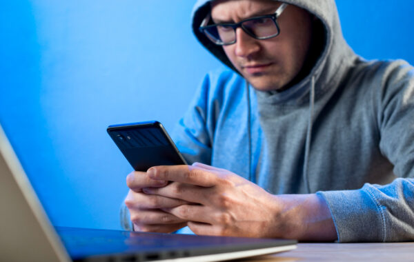 ¿Qué puede hacer un ciberdelincuente con mi número de teléfono?
