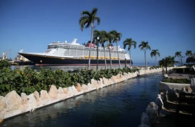 Decenas de personas despiden al crucero Disney Dream tras su primera visita a Puerto Plata
