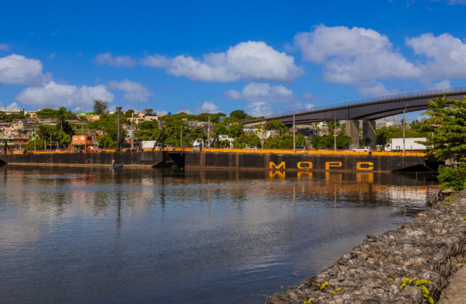 MOPC cerrará provisionalmente el puente flotante este sábado por paso de embarcación