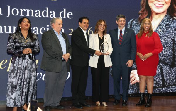 PUCMM inaugura la 6.ª Jornada de Comunicación Corporativa con conferencia magistral y premiación a Josefina Navarro