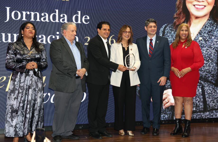 PUCMM inaugura la 6.ª Jornada de Comunicación Corporativa con conferencia magistral y premiación a Josefina Navarro