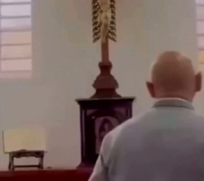 ¡Otra vez! Cruz cae sobre la cabeza de un sacerdote en Colombia
