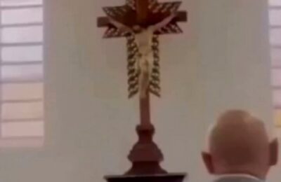 ¡Otra vez! Cruz cae sobre la cabeza de un sacerdote en Colombia