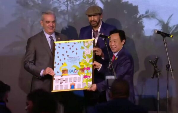 Juan Luis Guerra recibe reconocimiento de la FAO por «Ojalá que llueva café»