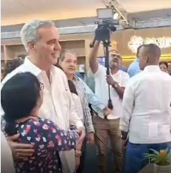 Abinader recorre la Feria Internacional del Libro y visita pabellón de Panamá