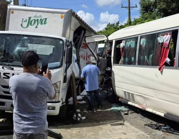 Muere chofer de autobús involucrado en accidente que dejó ocho heridos en Hato Mayor
