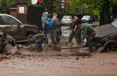 Fuertes lluvias provocan un aluvión que arrastra vehículos al este de Santiago de Chile