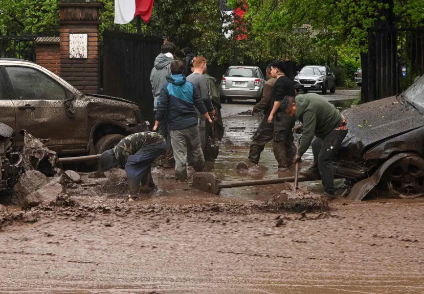 Fuertes lluvias provocan un aluvión que arrastra vehículos al este de Santiago de Chile