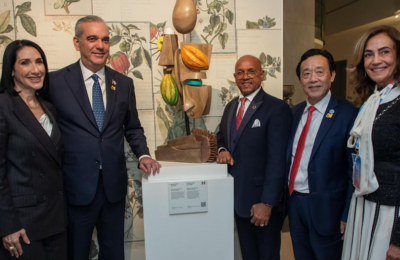 Abinader lleva el arte dominicano y entrega obra de Juan Trinidad al Museo de la FAO en Roma