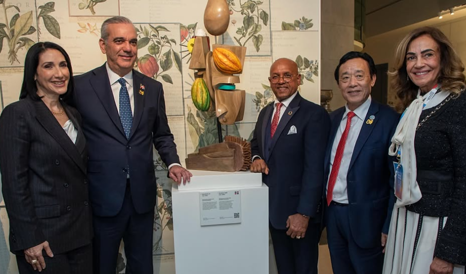 Abinader lleva el arte dominicano y entrega obra de Juan Trinidad al Museo de la FAO en Roma
