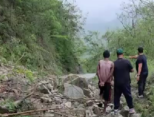 Lluvias provocan deslizamientos de tierra en carretera de San José de Ocoa