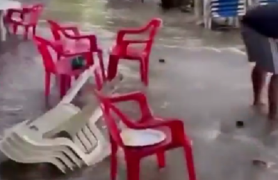 Fuerte oleaje invade playas de Sosúa y arrastra mobiliario por la costa de Puerto Plata