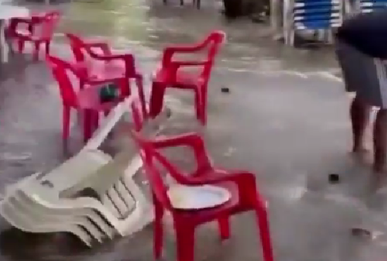 Fuerte oleaje invade playas de Sosúa y arrastra mobiliario por la costa de Puerto Plata