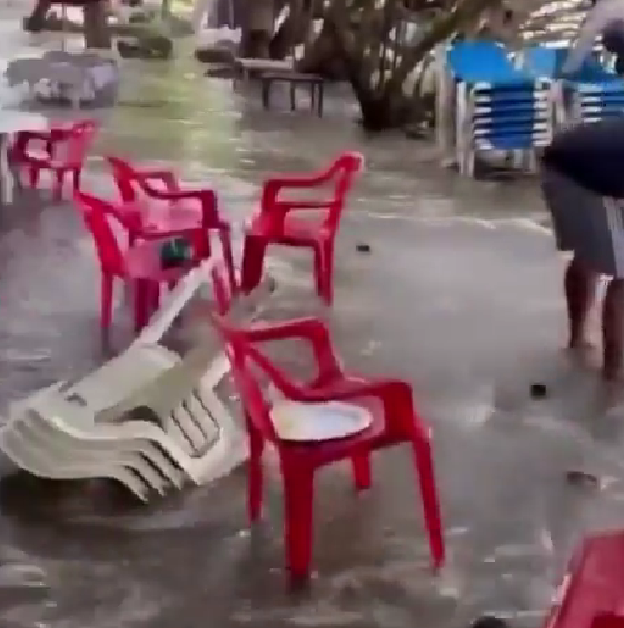 Fuerte oleaje invade playas de Sosúa y arrastra mobiliario por la costa de Puerto Plata