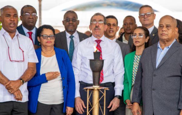 Rector de la UASD recibe antorcha y anuncia celebración de los Juegos Tony Barreiro