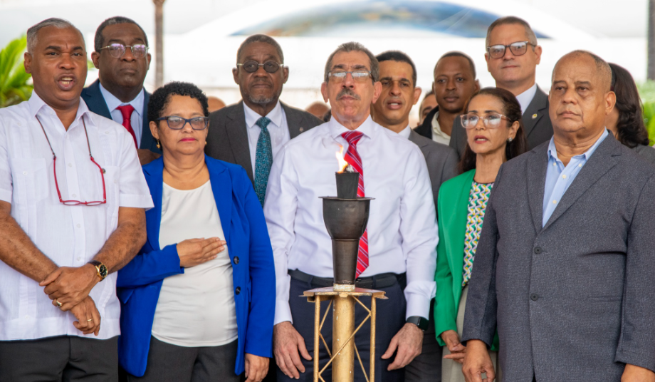 Rector de la UASD recibe antorcha y anuncia celebración de los Juegos Tony Barreiro