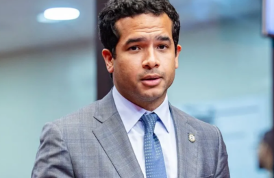 Omar Fernández acusa al Gobierno de aplicar aumento del marbete como parte de reforma fiscal encubierta