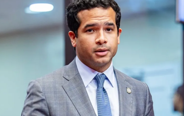 Omar Fernández acusa al Gobierno de aplicar aumento del marbete como parte de reforma fiscal encubierta