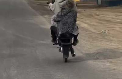 Captan a joven haciendo peligrosas maniobras en motocicleta junto a una adulta mayor