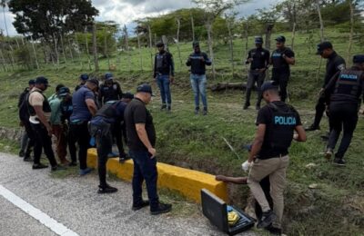 Policía Nacional arresta a dos jóvenes por presunto asalto a tienda de celulares en San Juan