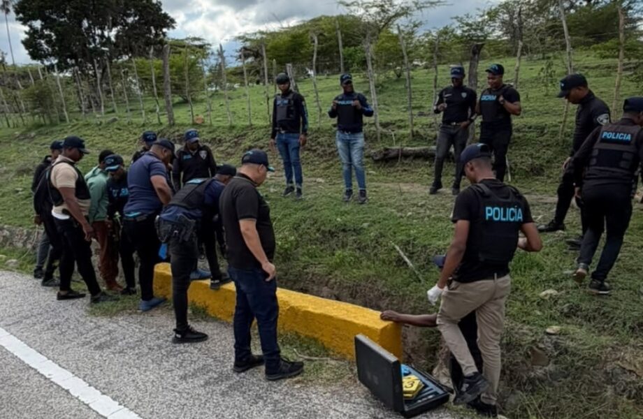 Policía Nacional arresta a dos jóvenes por presunto asalto a tienda de celulares en San Juan