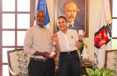 Reconocen a Carolina Mejía como embajadora del larimar dominicano