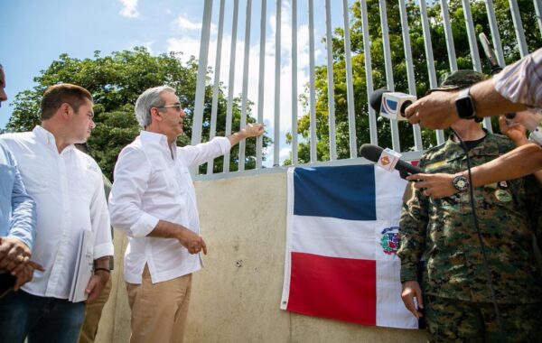 Abinader anuncia construcción de mercado y muro para reforzar seguridad fronteriza