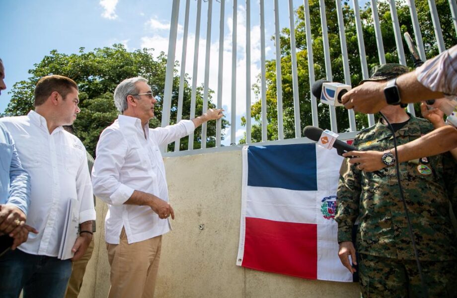 Abinader anuncia construcción de mercado y muro para reforzar seguridad fronteriza