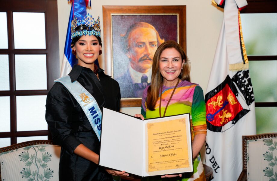 Carolina Mejía reconoce como hija adoptiva de Santo Domingo a Joheirry Mola, Miss Mundo 2026