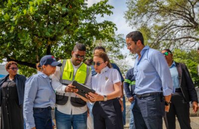 Carolina Mejía supervisa los avances del remozamiento del parque Enriquillo