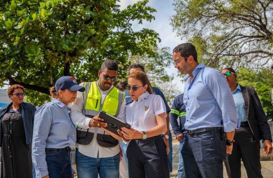 Carolina Mejía supervisa los avances del remozamiento del parque Enriquillo