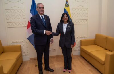 Abinader y Delcy Rodríguez abordan cooperación energética, relaciones consulares y turismo en reunión bilateral en Roma, Italia