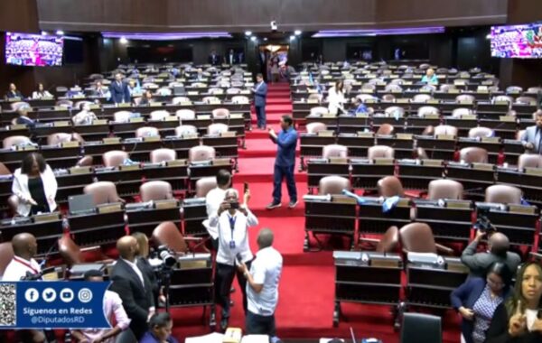 Congresistas abandonan Camara de Diputados en solidaridad a la Diputada Millys Martinez