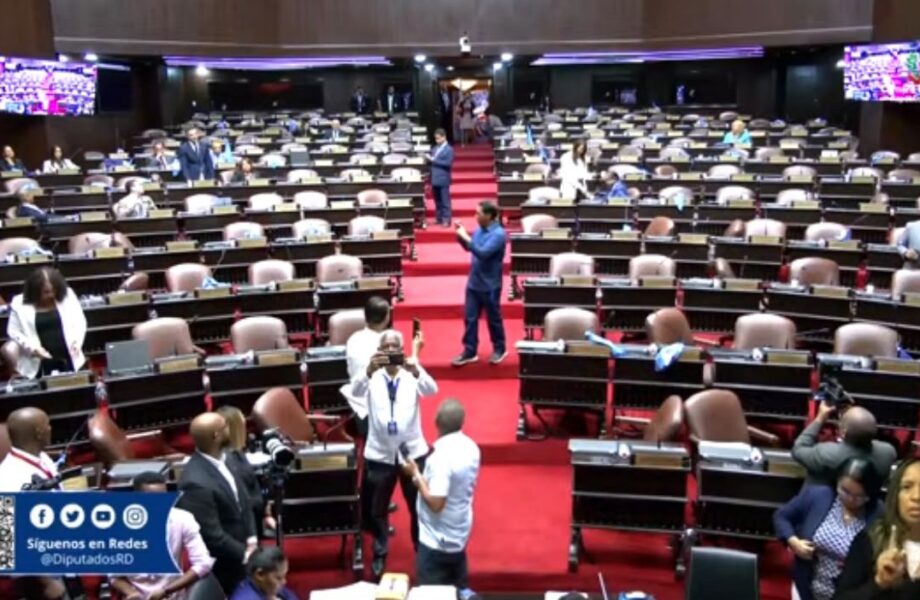 Congresistas abandonan Camara de Diputados en solidaridad a la Diputada Millys Martinez